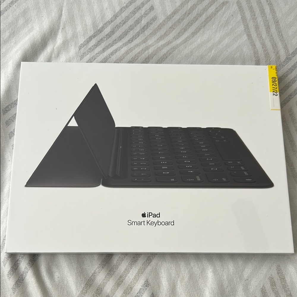 Apple Black Tablet with Smart Keyboard Folio - Picture 2 of 4